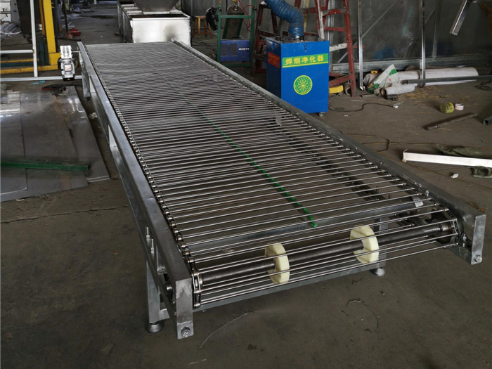 網帶輸送機可以運輸腐蝕原材料嗎？需要注意什么？